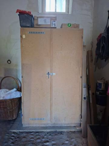 Armoire de sellerie en bois