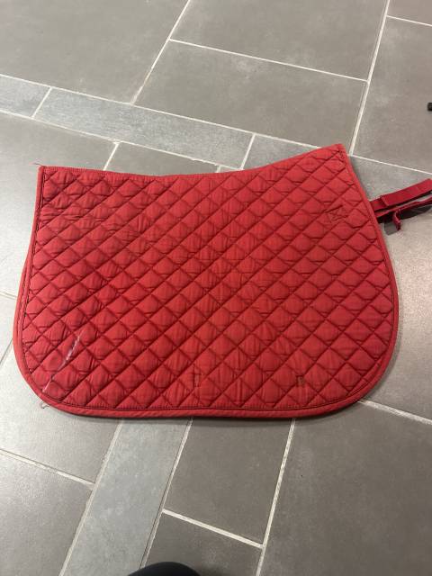 Tapis de selle rouge matelass&eacute; &ndash; &Eacute;l&eacute;gant & confortable
