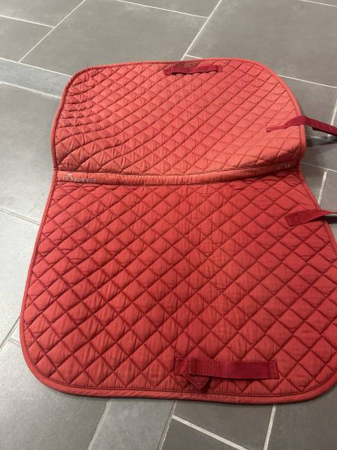 Tapis de selle rouge matelass&eacute; &ndash; &Eacute;l&eacute;gant & confortable