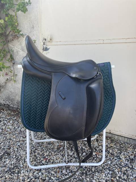 Selle de dressage 