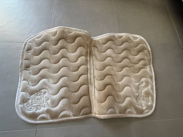 Tapis de selle P&eacute;n&eacute;lope Leprevost bleu canard T. Cheval