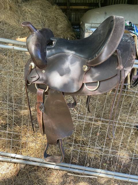 Selle western artisanale en cuir &ndash; &eacute;tat neuf &ndash; taille c