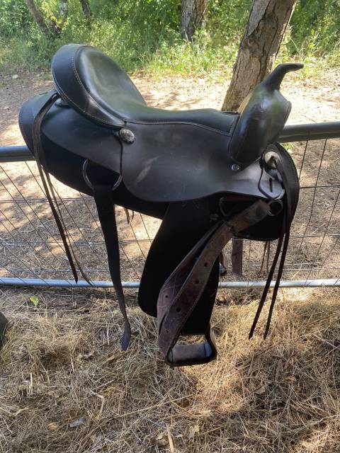 Selle western artisanale en cuir &ndash; &eacute;tat neuf &ndash; taille c