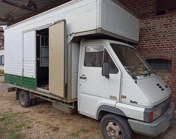 Camion chevaux 3 places obliques renault b90