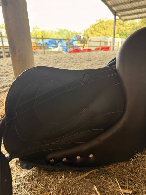 Selle de dressage Antar&egrave;s