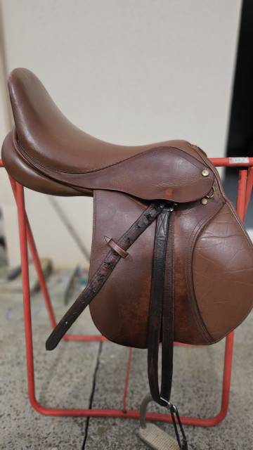 Selle cuir marron mixte 17,5" vendue avec accessoires 