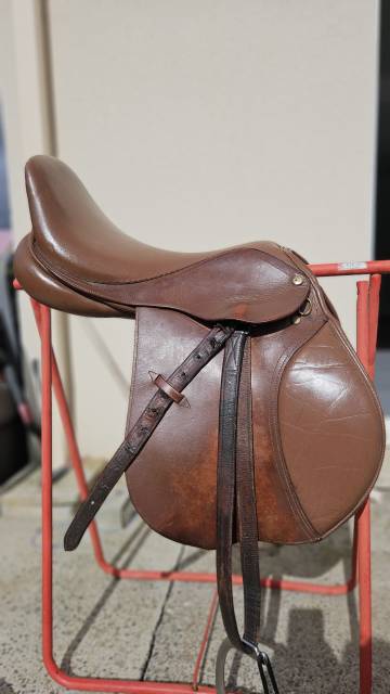 Selle cuir marron mixte 17,5" vendue avec accessoires 