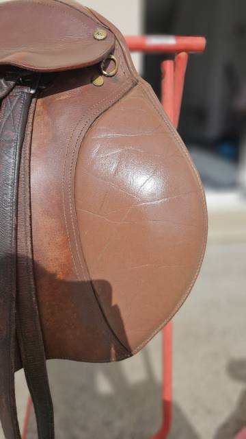 Selle cuir marron mixte 17,5" vendue avec accessoires 