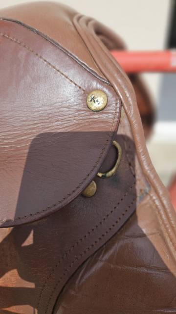 Selle cuir marron mixte 17,5" vendue avec accessoires 
