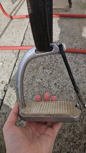 Selle cuir marron mixte 17,5" vendue avec accessoires 