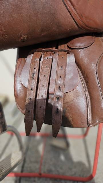 Selle cuir marron mixte 17,5" vendue avec accessoires 