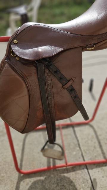Selle cuir marron mixte 17,5" vendue avec accessoires 