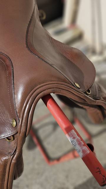 Selle cuir marron mixte 17,5" vendue avec accessoires 