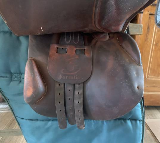 Selle Forestier avec sa housse de protection, &eacute;trivi&egrave;res Forestier et &eacute;triers