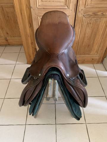 Selle Forestier avec sa housse de protection, &eacute;trivi&egrave;res Forestier et &eacute;triers