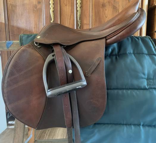Selle Forestier avec sa housse de protection, &eacute;trivi&egrave;res Forestier et &eacute;triers