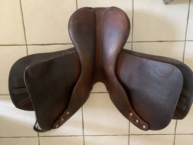 Selle Forestier avec sa housse de protection, &eacute;trivi&egrave;res Forestier et &eacute;triers