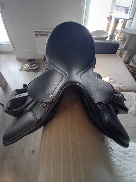 Selle de cheval en cuir synthétique 