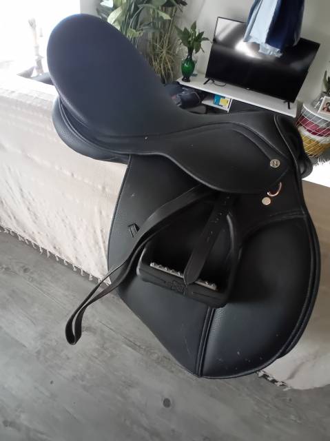 Selle de cheval en cuir synth&eacute;tique 