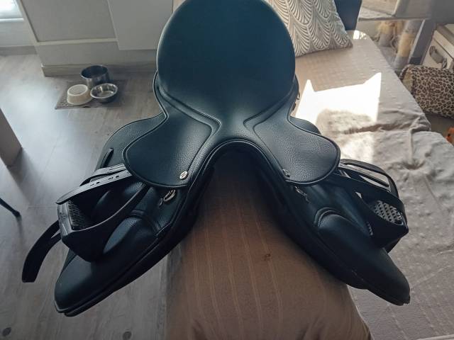 Selle de cheval en cuir synth&eacute;tique 