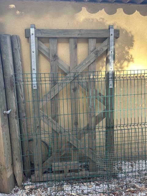 &Agrave; vendre lot complet de cl&ocirc;ture en bois et rubans elect