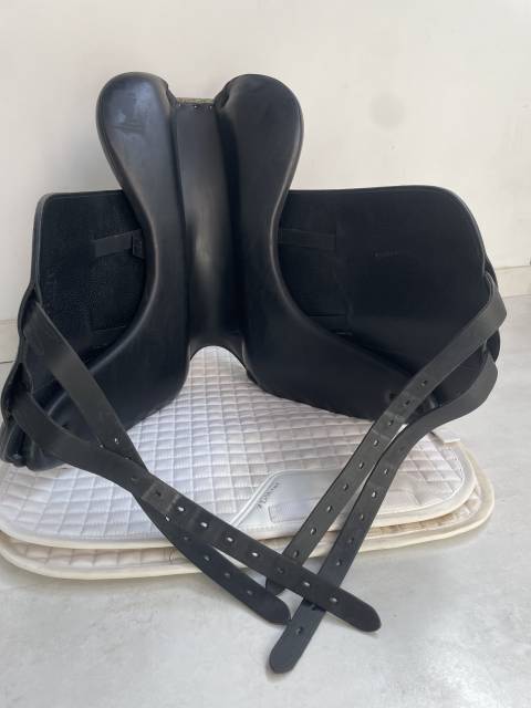 Selle de Dressage Forestier Aachen 18" 