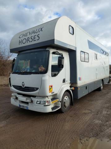 Camion renault 220 dci de 2002 pour 4 chevaux- home car