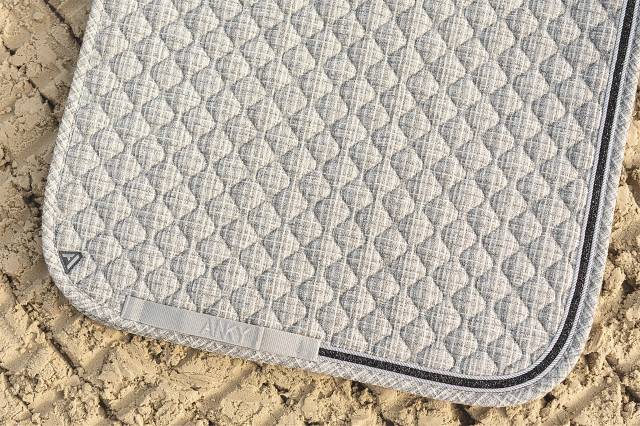 Tapis de Selle Symbiosis - ANKY - Tissu boucl&eacute; luxe