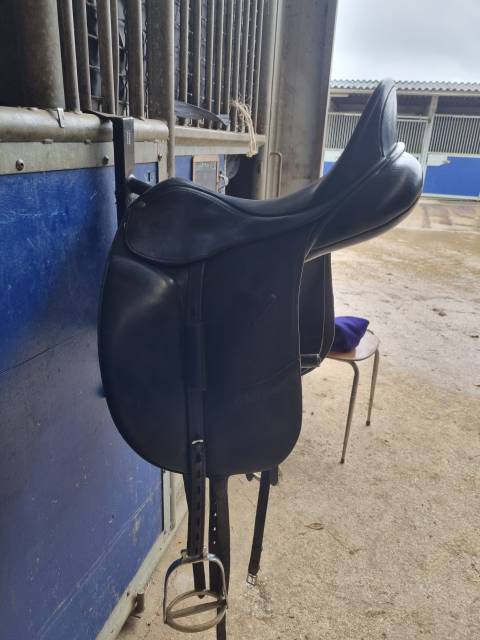 Selle de dressage 