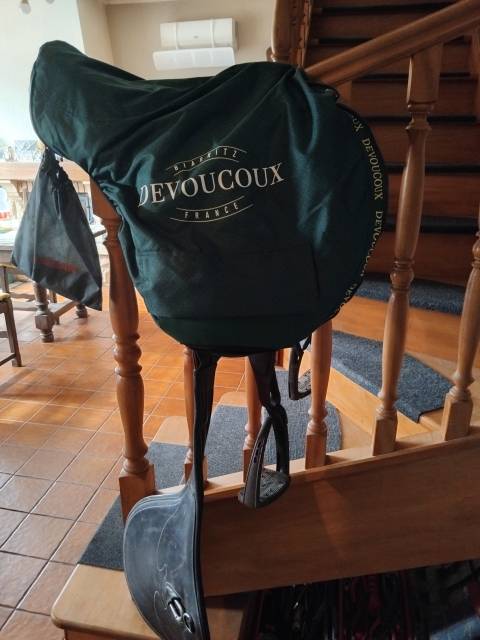 selle obstacles DEVOUCOUX r&eacute;cente et &eacute;quip&eacute; 