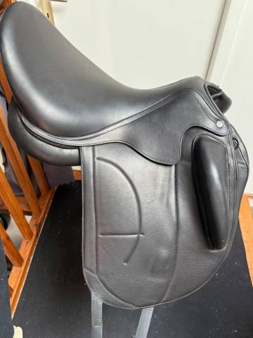 Selle dressage Arion 2024 / D4, Si&egrave;ge taille 18 avec Q2
