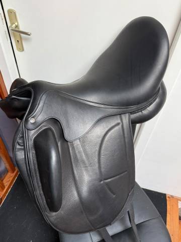 Selle dressage Arion 2024 / D4, Si&egrave;ge taille 18 avec Q2