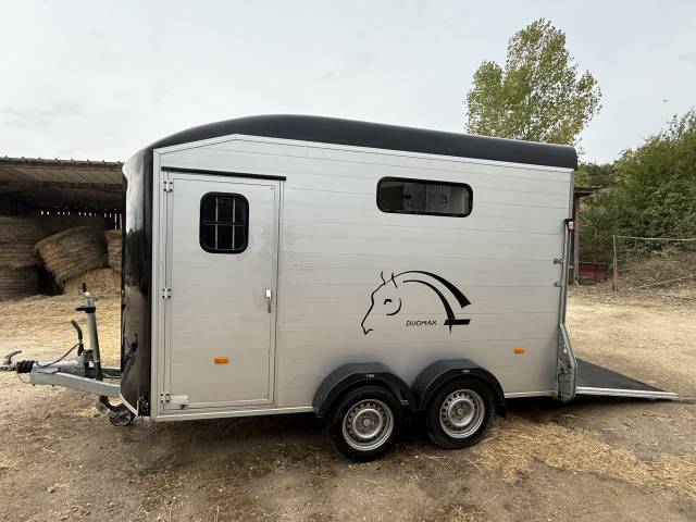 Van cheval liberté 2 places oblic avec sellerie