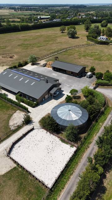 Haras récent env. 26 ha, idéalement situé.