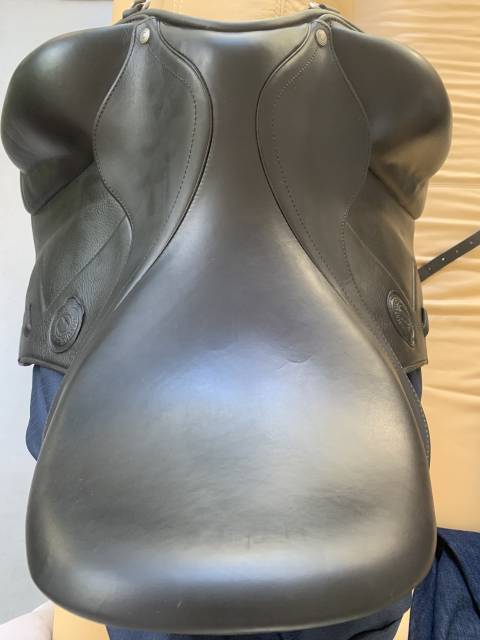 Selle de dressage signature Antares 17,5