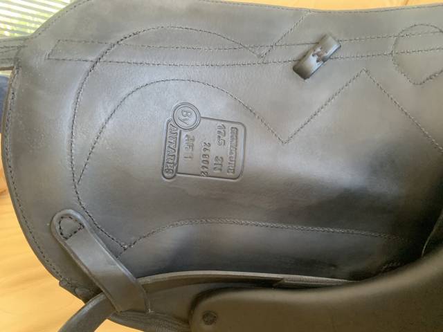 Selle de dressage signature Antares 17,5