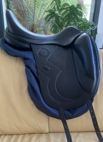 Selle de dressage signature Antares 17,5