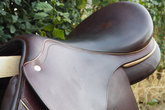 Selle 17,5 pouces mixte marron, qualit&eacute; excellente