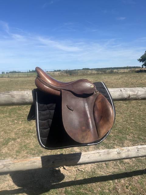 Selle equinoxe taille 17,5