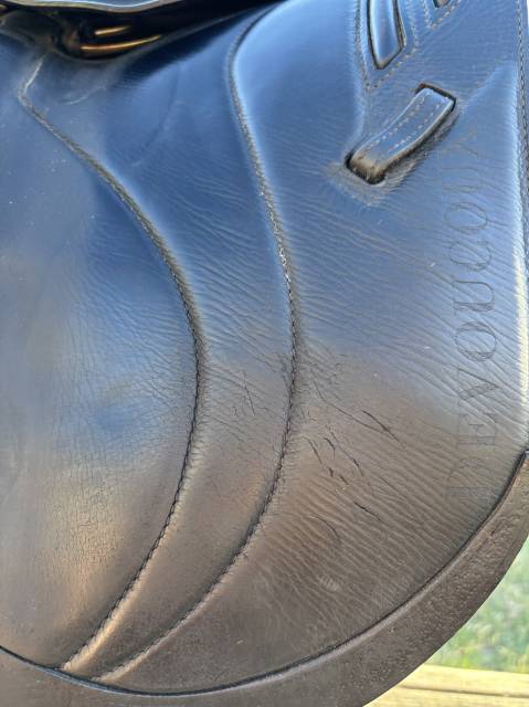 Tr&egrave;s belle selle Devoucoux Biarritz Lab noire, ann&eacute;e 2022, en taille 17