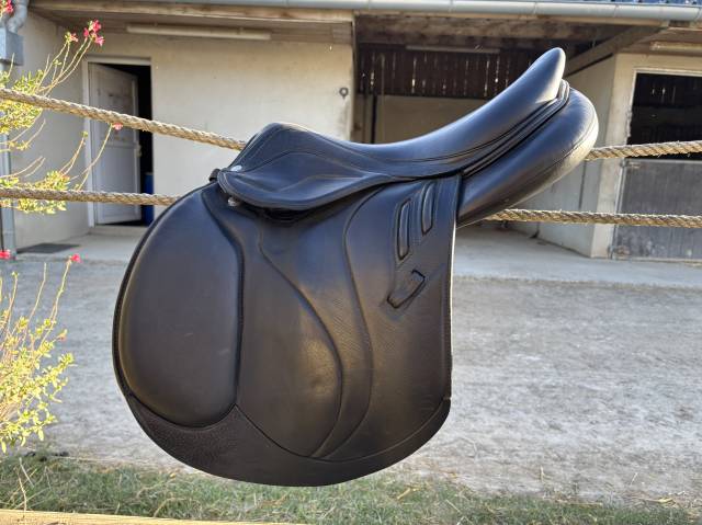 Très belle selle devoucoux biarritz lab noire, année 2022, en taille 17