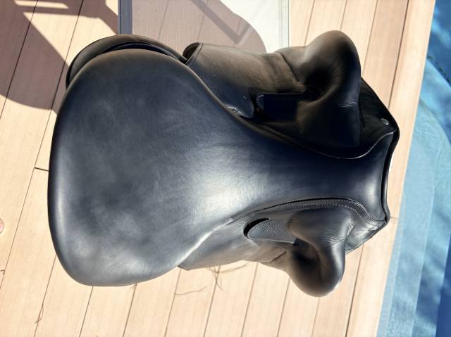 SELLE DE DRESSAGE CHILD&Eacute;RIC 2C DPL 17,5&rdquo; &ndash; 2025