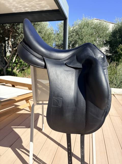 SELLE DE DRESSAGE CHILD&Eacute;RIC 2C DPL 17,5&rdquo; &ndash; 2025