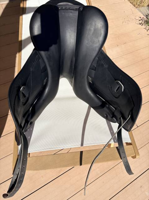 SELLE DE DRESSAGE CHILD&Eacute;RIC 2C DPL 17,5&rdquo; &ndash; 2025