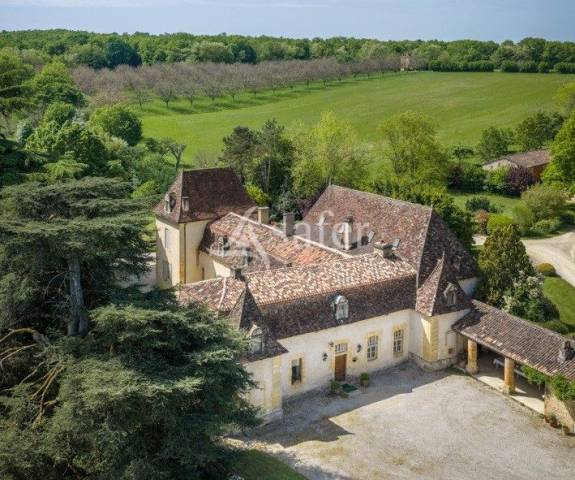 Chartreuse du 18ème et exploitation avicole sur 107ha en vallé