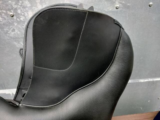 Selle Claridge House mixte de 2026. en cuir noir. Taille 17"5