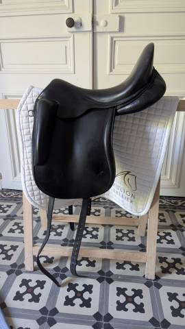 Selle de dressage Aulion 17.5 p en parfait &eacute;tat