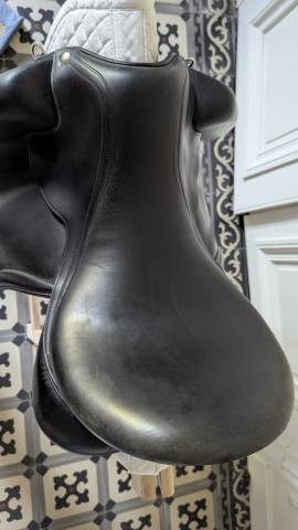 Selle de dressage Aulion 17.5 p en parfait &eacute;tat