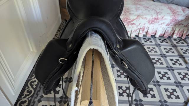 Selle de dressage Aulion 17.5 p en parfait &eacute;tat