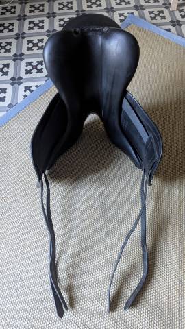 Selle de dressage Aulion 17.5 p en parfait &eacute;tat